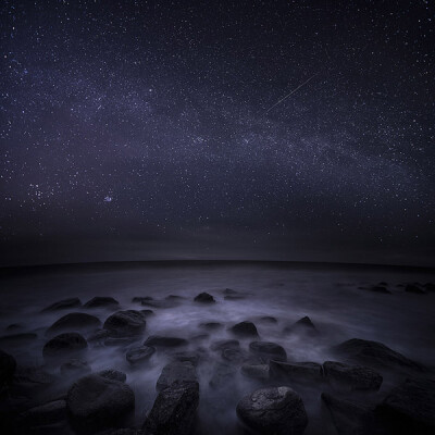 Mikko Lagerstedt来自芬兰，是一名自学成才的摄影师。Mikko Lagerstedt从2008年12月才开始接触摄影，他着迷于夜空和迷雾，喜欢拍摄芬兰广阔的自然景象，目标是透过摄影来捕捉当下的情感，定格那一瞬间的心境。 Mikko…