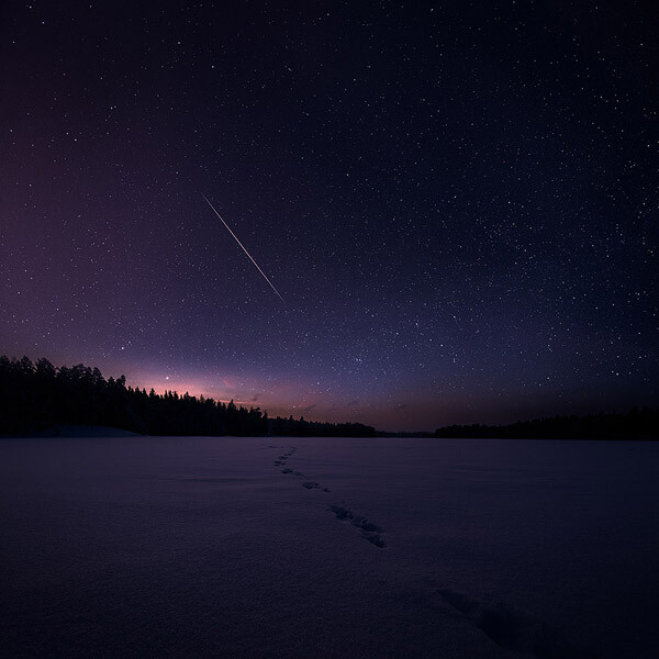 Mikko Lagerstedt来自芬兰，是一名自学成才的摄影师。Mikko Lagerstedt从2008年12月才开始接触摄影，他着迷于夜空和迷雾，喜欢拍摄芬兰广阔的自然景象，目标是透过摄影来捕捉当下的情感，定格那一瞬间的心境。 Mikko Lagerstedt的作品以静谧氛围著称，他拍摄了大量美丽的星空和风光照片，浩瀚星空与人迹的强烈对比，有如梦境一般让观者迷失……