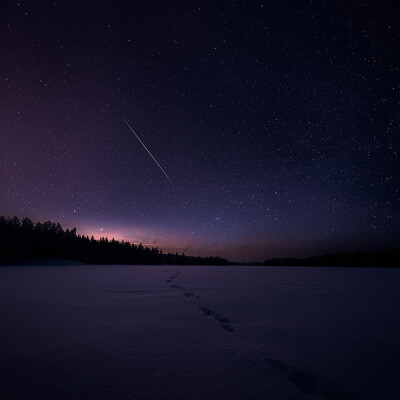 Mikko Lagerstedt来自芬兰，是一名自学成才的摄影师。Mikko Lagerstedt从2008年12月才开始接触摄影，他着迷于夜空和迷雾，喜欢拍摄芬兰广阔的自然景象，目标是透过摄影来捕捉当下的情感，定格那一瞬间的心境。 Mikko…