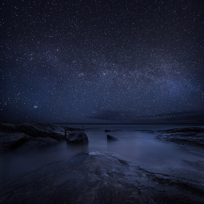 Mikko Lagerstedt来自芬兰，是一名自学成才的摄影师。Mikko Lagerstedt从2008年12月才开始接触摄影，他着迷于夜空和迷雾，喜欢拍摄芬兰广阔的自然景象，目标是透过摄影来捕捉当下的情感，定格那一瞬间的心境。 Mikko…