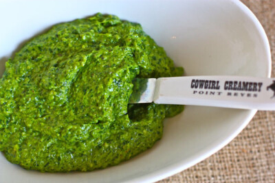 【Arugula Pesto】Arugula和Garlic用搅拌机打碎，边搅拌边加入橄榄油。然后把糊糊放进碗里，用适量的salt和pepper调味儿.