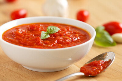 【Marinara Sauce】中火热油，入洋葱和蒜，炒大约10分钟；然后加胡萝卜丁，芹菜丁，盐，黑胡椒炒大约10分钟直到蔬菜变软。倒入罐装碎番茄，不用盖盖子，小火慢炖大约1小时知道汤汁粘稠。