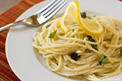 【Lemon Spachetti】 1. 橄榄油，Parmesan Cheese，新鲜柠檬汁，盐和黑胡椒一起搅拌。 2. 锅中放水加盐煮至沸汤，放意面，煮大约8分钟（参考包装袋说明）. 煮好后，取出面滤干水分。另取一碗意面水备用。 3. 将柠檬…