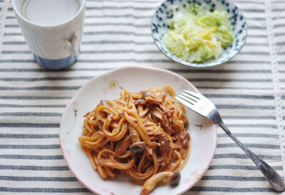 茄汁鲭鱼蘑菇意面、杂豆豆浆、柠檬渍圆白菜丝。