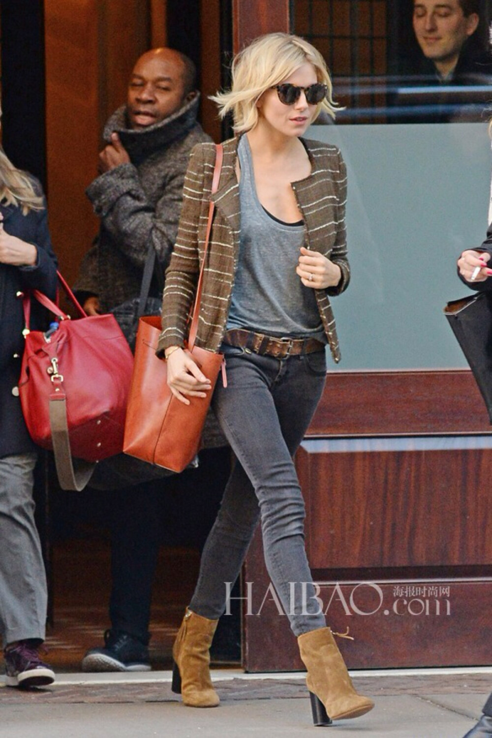 西耶娜·米勒 (Sienna Miller) 街拍Look中反复出现的单品： 包包：Mansur Gavriel 鞋：伊莎贝尔·玛兰 (Isabel Marant)