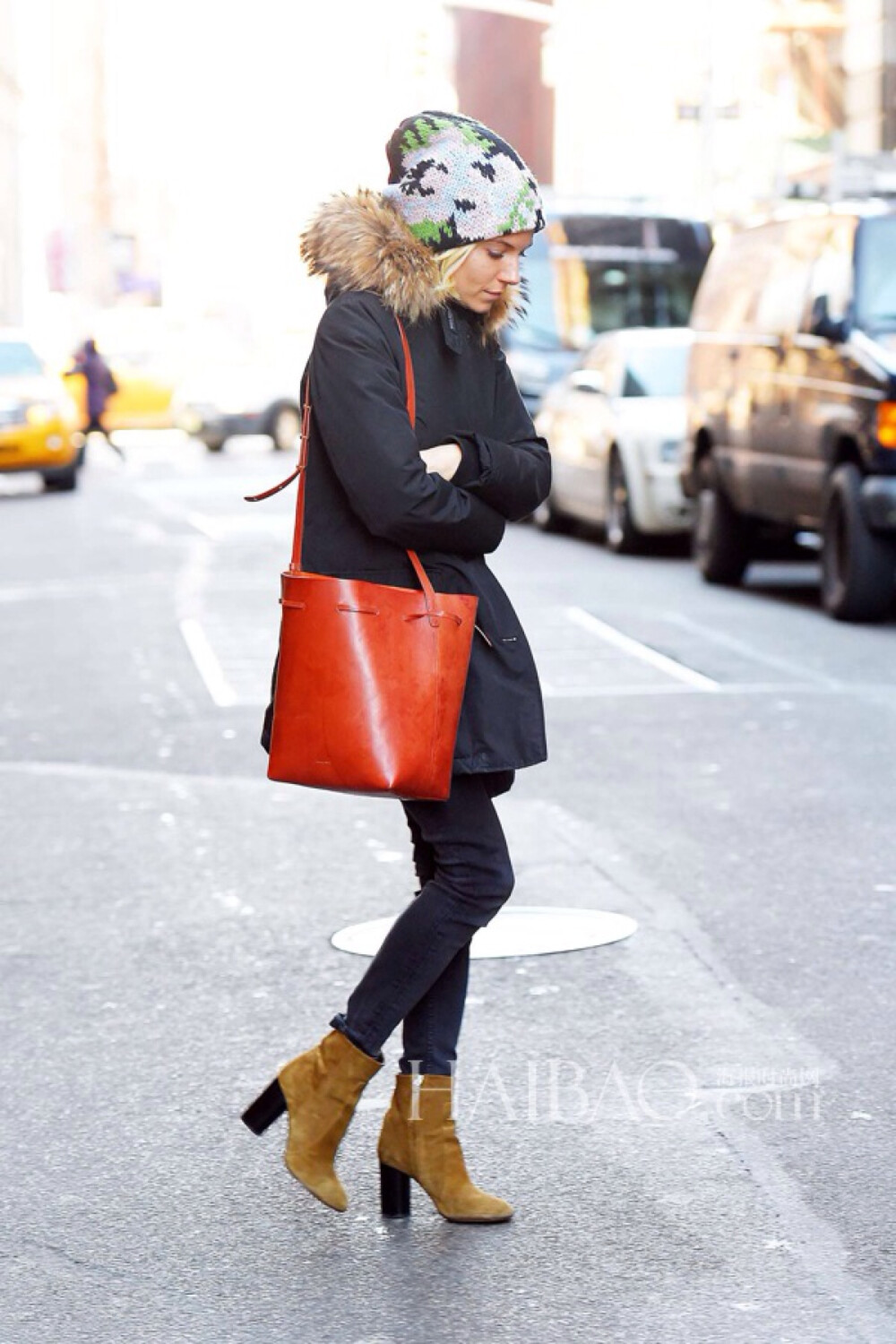 西耶娜·米勒 (Sienna Miller) 街拍Look中反复出现的单品： 包包：Mansur Gavriel 鞋：伊莎贝尔·玛兰 (Isabel Marant)