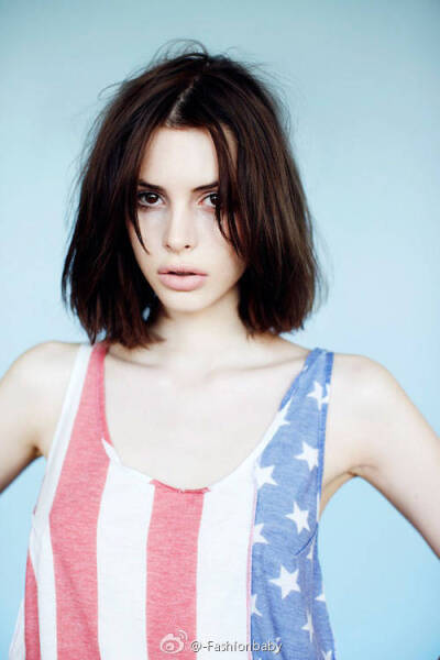 Charlotte Kemp Muhl。是美宝莲模特，也是小列侬的女友，她与男友创办了CHIMERA唱片公司。Charlotte不仅拥有完美的长相和火辣的身材，还很有音乐才华，经常与男友公开演唱弹奏。我超爱她的性感嘴唇~