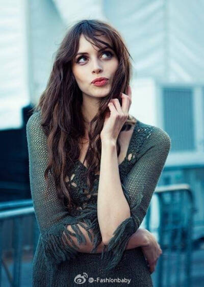 Charlotte Kemp Muhl。是美宝莲模特，也是小列侬的女友，她与男友创办了CHIMERA唱片公司。Charlotte不仅拥有完美的长相和火辣的身材，还很有音乐才华，经常与男友公开演唱弹奏。我超爱她的性感嘴唇~