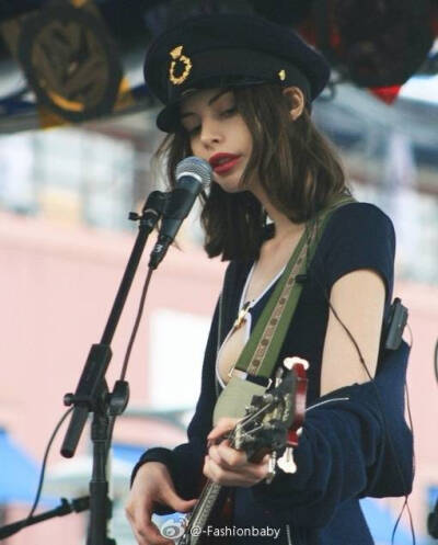 Charlotte Kemp Muhl。是美宝莲模特，也是小列侬的女友，她与男友创办了CHIMERA唱片公司。Charlotte不仅拥有完美的长相和火辣的身材，还很有音乐才华，经常与男友公开演唱弹奏。我超爱她的性感嘴唇~