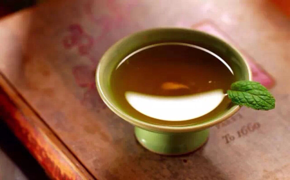 板蓝根茶：板蓝根对缓解头痛、喉咙痛有良好的效果，这道茶能减轻感冒引起的不适，同时有增强免疫力的效果。 做法：板蓝根20g；甘草10g；水300ml。板蓝根洗净，沥干水分备用；将板蓝根与甘草放入杯中，冲入300ml沸水，闷10分钟即可。