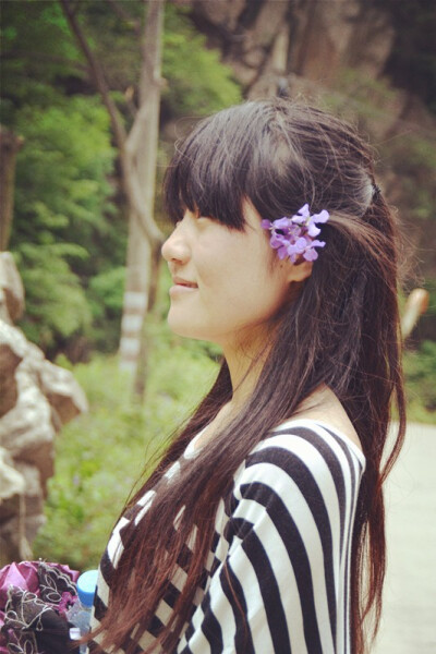 雨后山中，戴花姑娘，多美的侧脸啊，哈哈