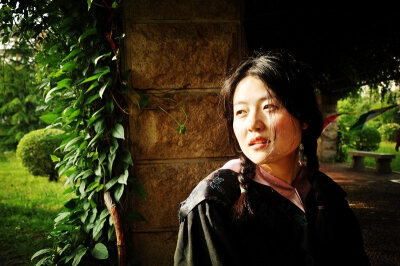 穿着学士服，梳着小辫子，青春真好，大学真好。那个年华真好。