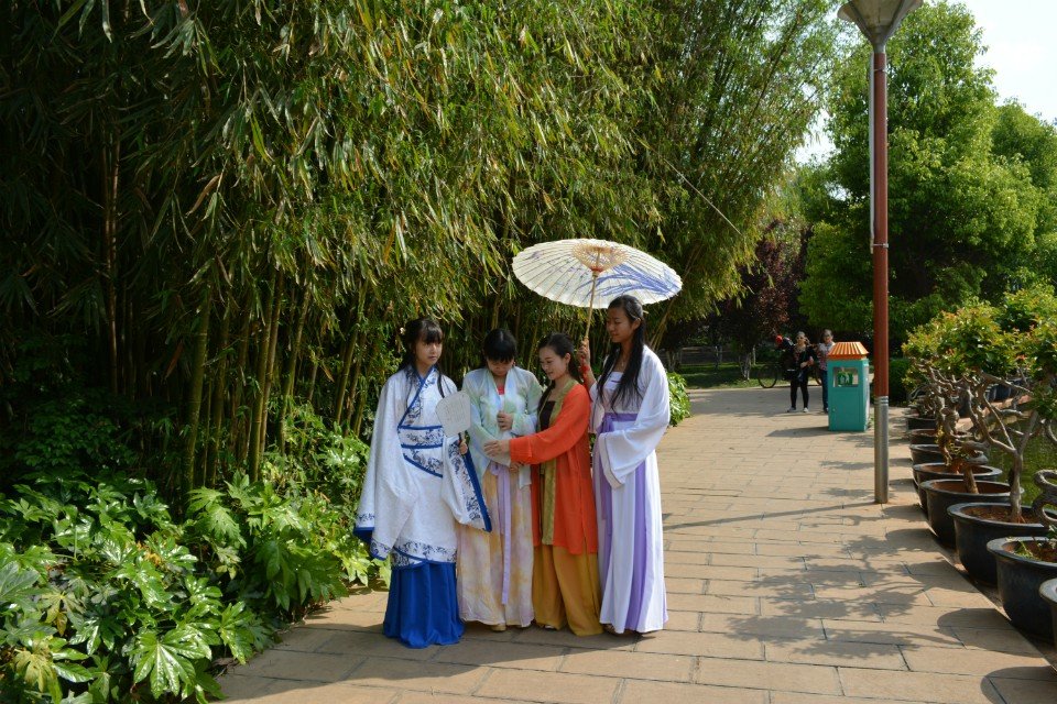 流云轩汉服 成立一周年快乐 欢迎加入 流云轩云南昆明汉服群，群号码：178743876 流云轩云南普洱汉服群，群号：338279457 流云轩安徽阜阳汉服群，群码:137623667 流云轩云南楚雄汉服群，群号：348780650 流云轩云南德宏州汉服，群号:398299046 同o^_^o盟 流云轩汉服文化群，群号码：127332118 流云轩兴趣交流，群号码：327123843 流云轩娱乐交流群，群号码：141257954