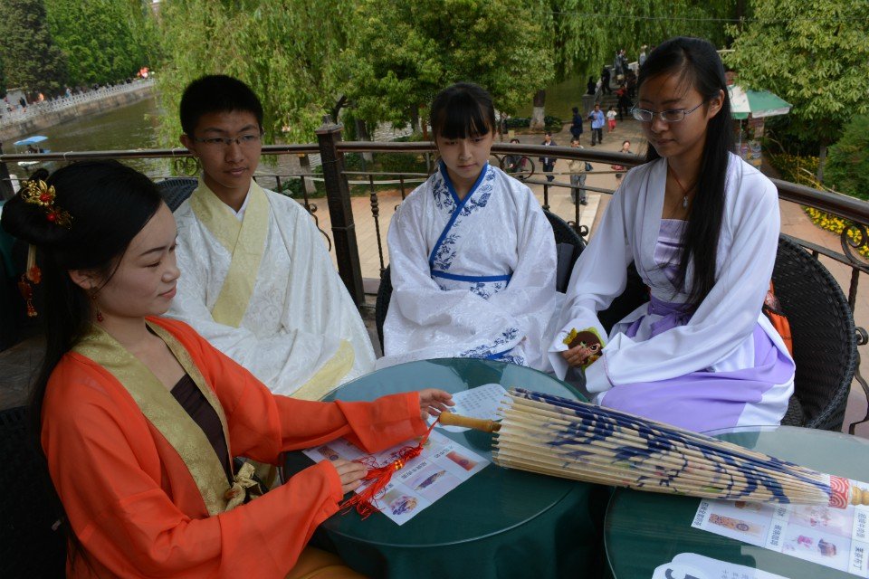 流云轩汉服 成立一周年快乐 欢迎加入 流云轩云南昆明汉服群，群号码：178743876 流云轩云南普洱汉服群，群号：338279457 流云轩安徽阜阳汉服群，群码:137623667 流云轩云南楚雄汉服群，群号：348780650 流云轩云南德宏州汉服，群号:398299046 同o^_^o盟 流云轩汉服文化群，群号码：127332118 流云轩兴趣交流，群号码：327123843 流云轩娱乐交流群，群号码：141257954