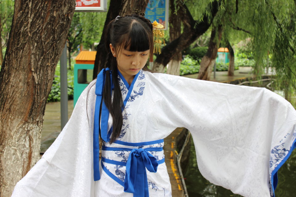 汉服 流云轩汉服 成立一周年快乐 欢迎加入 流云轩云南昆明汉服群，群号码：178743876 流云轩云南普洱汉服群，群号：338279457 流云轩安徽阜阳汉服群，群码:137623667 流云轩云南楚雄汉服群，群号：348780650 流云轩云南德宏州汉服，群号:398299046 同o^_^o盟 流云轩汉服文化群，群号码：127332118 流云轩兴趣交流，群号码：327123843 流云轩娱乐交流群，群号码：141257954