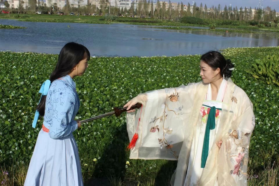 云南昆明 汉服 流云轩汉服 成立一周年快乐 欢迎加入 流云轩云南昆明汉服群，群号码：178743876 流云轩云南普洱汉服群，群号：338279457 流云轩安徽阜阳汉服群，群码:137623667 流云轩云南楚雄汉服群，群号：348780650 流云轩云南德宏州汉服，群号:398299046 同o^_^o盟 流云轩汉服文化群，群号码：127332118 流云轩兴趣交流，群号码：327123843 流云轩娱乐交流群，群号码：141257954