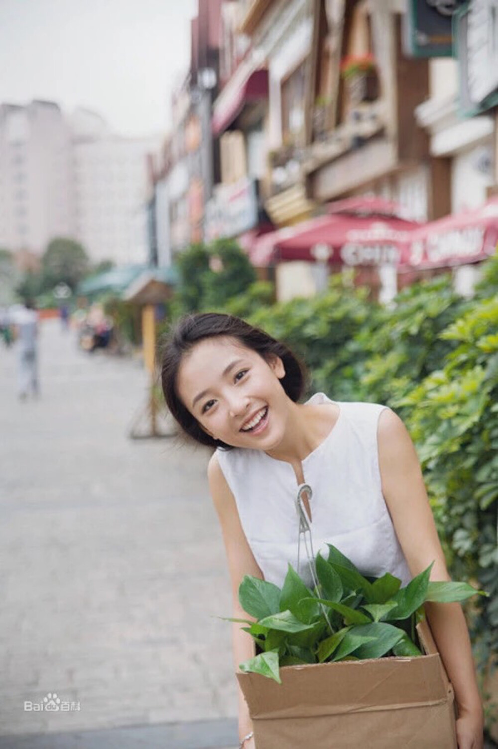 独沐清风.画桥添浓.小莲烟雨初晴.长颈歌声伴.谁叹西窗.繁华芳天几日.花落里.无端思量.兰亭处.风怀枕月.尽是揉肠.芬芳.水减风韵.心入尘泥江.莫道苍茫.弹指韶光远.本事无常.多少回眸凝结.尘染梦.兰指粘琴伤.随缘淡.淡留于掌心.淡品欣香。