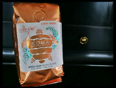 超好喝的Kona咖啡!light roast 咖啡豆的度很好不会有太浓焦味。提神肯定够了~早上自己现磨咖啡豆做杯拿铁神马的真是太棒了~买自wholefood。价钱与其他咖啡豆相比颇高，但是口感确实很赞。