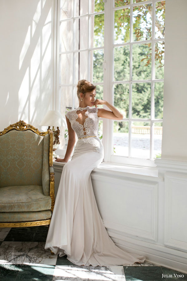 Julie Vino 2015 Wedding Dresses, Provence Collection。2015秋冬普罗旺斯婚纱系列，设计师运用错综复杂的串珠和飘逸的面料结合精致的手工制作的施华洛世奇水晶和珍珠刺绣花边，这些都让婚纱变得更加的奢华复古。此次婚纱设计是一个华丽的旧世界的魅力的体现，就像我们眼中的普罗旺斯一样，既美丽同样也有深远的魅力。