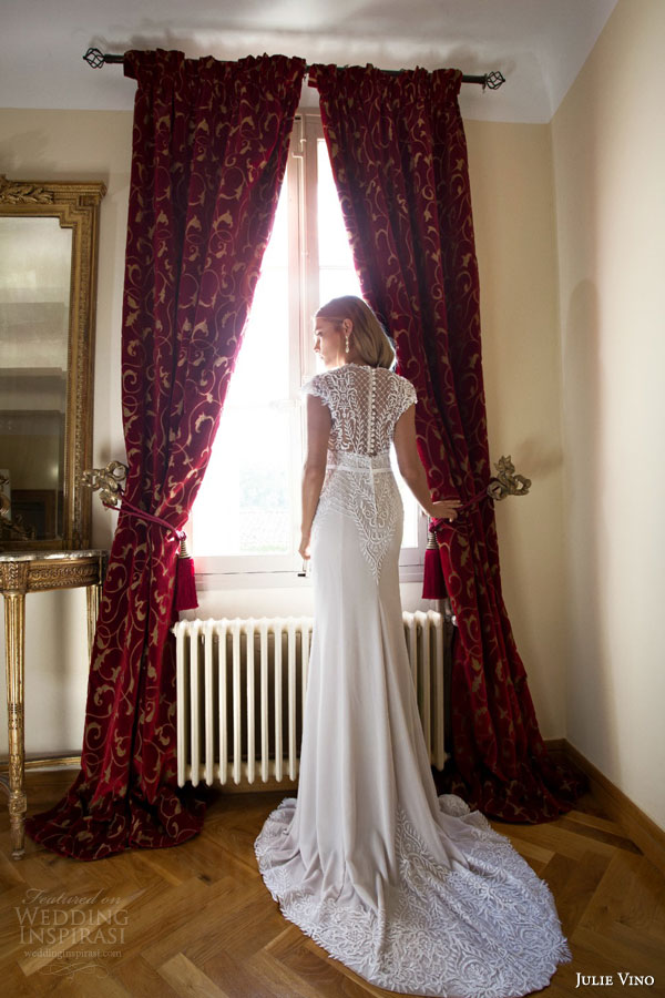 Julie Vino 2015 Wedding Dresses, Provence Collection。2015秋冬普罗旺斯婚纱系列，设计师运用错综复杂的串珠和飘逸的面料结合精致的手工制作的施华洛世奇水晶和珍珠刺绣花边，这些都让婚纱变得更加的奢华复古。此次婚纱设计是一个华丽的旧世界的魅力的体现，就像我们眼中的普罗旺斯一样，既美丽同样也有深远的魅力。