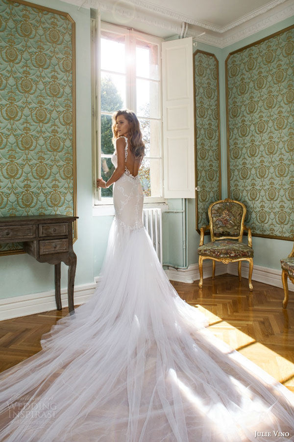 Julie Vino 2015 Wedding Dresses, Provence Collection。2015秋冬普罗旺斯婚纱系列，设计师运用错综复杂的串珠和飘逸的面料结合精致的手工制作的施华洛世奇水晶和珍珠刺绣花边，这些都让婚纱变得更加的奢华复古。此次婚纱设计是一个华丽的旧世界的魅力的体现，就像我们眼中的普罗旺斯一样，既美丽同样也有深远的魅力。