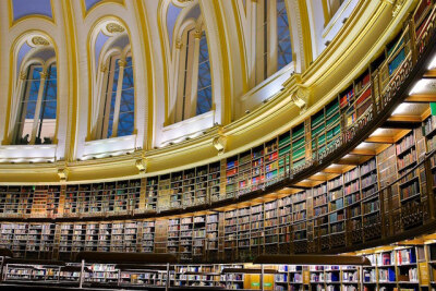 【大英图书馆（British Library）里面“有年头”的书籍】现在位于伦敦圣潘克拉斯的大英图书馆，由建筑师科林·圣约翰·威尔逊建造，是二十世纪英国最大的公共建筑。总共有14层楼，其中9层在地面上，其余5层延伸出来24.…
