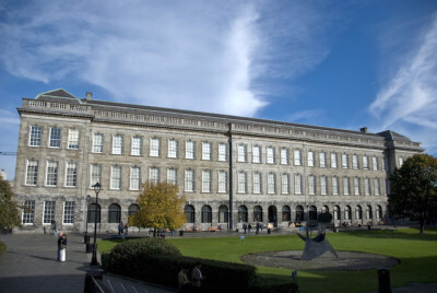 【都柏林圣三一学院图书馆（Trinity College Library Dublin）】都柏林圣三一学院由伊丽莎白一世于1952年创建，是爱尔兰最好的大学，在学术界与英国的剑桥、牛津大学齐名。圣三一学院图书馆建于同年，是爱尔兰最古老…