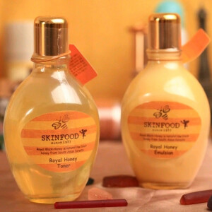skin food思亲肤套装皇家蜂蜜紧致滋养保湿水乳，味道香甜，润润的，有光泽保湿不油腻
