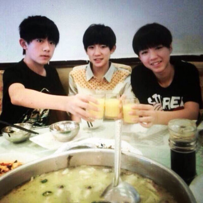 #王俊凯# #王源# #易烊千玺# #TFBOYS# 竟然是清汤锅……