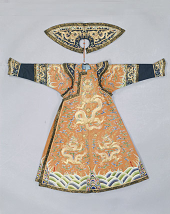 金黄纱平金彩绣金龙袷朝袍·前式。清咸丰，此为清代贵妃穿用的礼服。