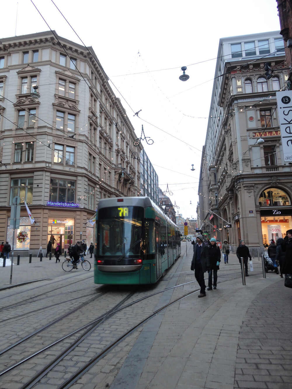 helsinki shoping centre.这个应该叫电车吧，里面没有收费箱，人们都自觉缴费。