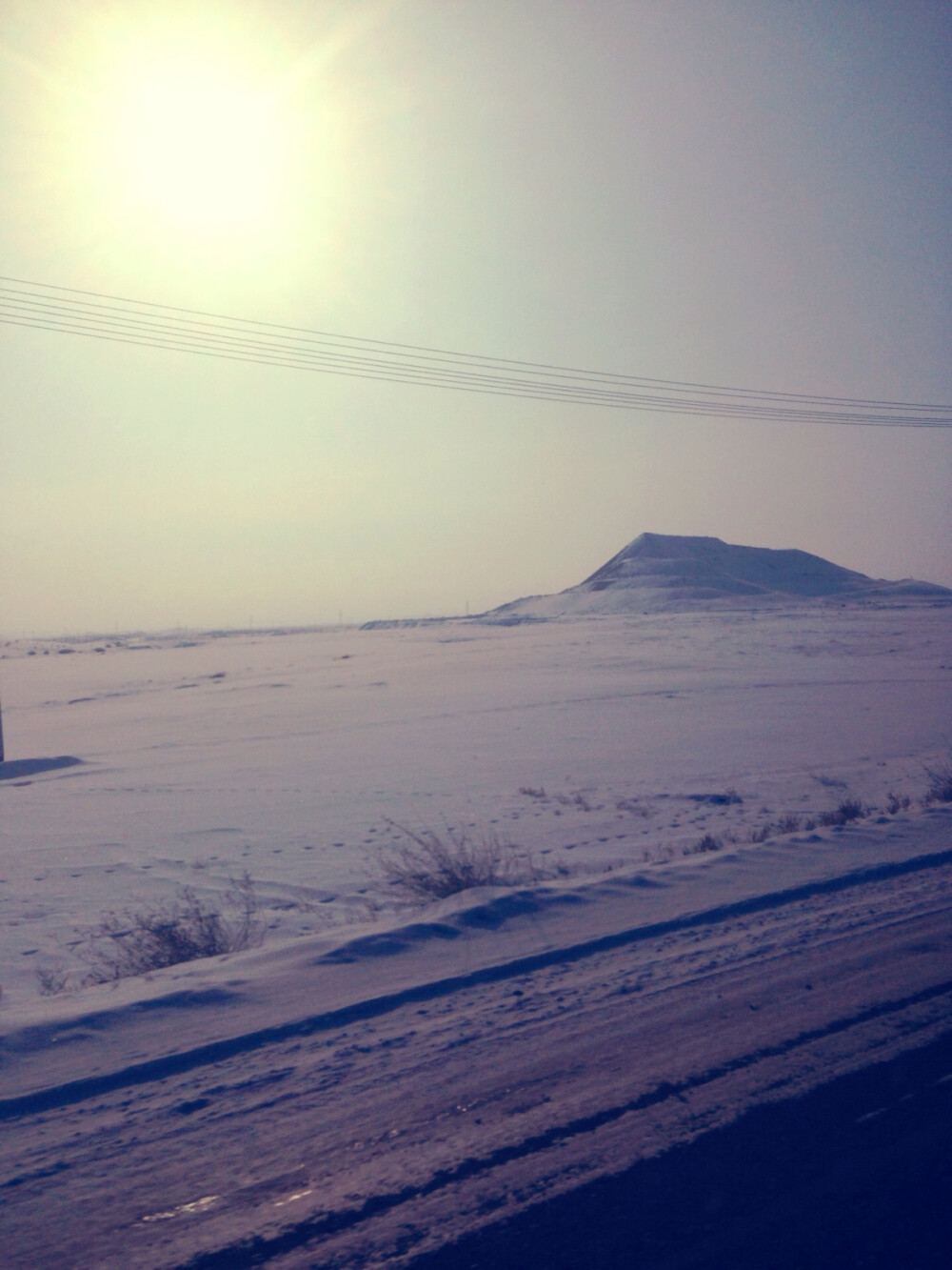 冬日的阳光照耀着雪地