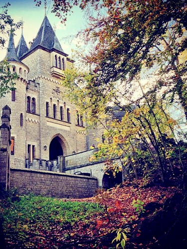 Schloss Marienburg, Germany。玛琳堡王宫位于欧洲德国汉诺威。像一座遥远的童话城堡，玛琳堡傲立在帕藤森城附近的山头。昔日汉诺威威尔芬国王们的领地曾深入卡伦贝格山地。这座新哥特式风格的华丽建筑建于19世纪，…