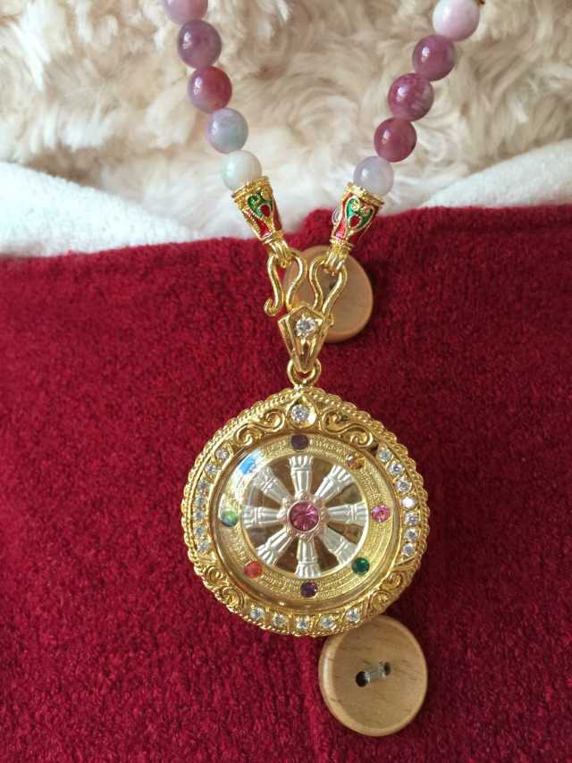 龙婆雨水师傅庙里转运轮9893轮内一共有7个颜色钻,分别代表星期一