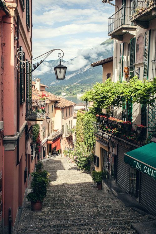 Bellagio, Lake Como, Italy. 意大利科莫湖贝拉焦(碧堤半岛)，是科莫湖的明珠，也是很多游客游意大利湖区必去的小镇。贝拉焦是一个梦一般的佳境，它掩映在俯瞰科莫湖两处水湾的起伏不平的岬角上。其名称来自意大利语bi -lacus，意为“位于两湖之间”。村庄的秀丽景色堪称无与伦比，那鹅卵石铺成的独特街道以及塞尔贝洛尼别墅和梅尔齐一德埃里尔别墅的花园与意大利任何同类景点一样漂亮精致。