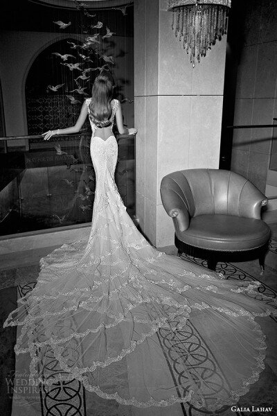 高级婚纱定制品牌 Galia Lahav 2015秋冬婚纱广告大片，本季婚纱系列再现了咆哮的二十年代和大胆的设计风格，奢华的蕾丝、精致的手工刺绣、奢华的饰物，放佛带回来洒脱的爵士乐时代。