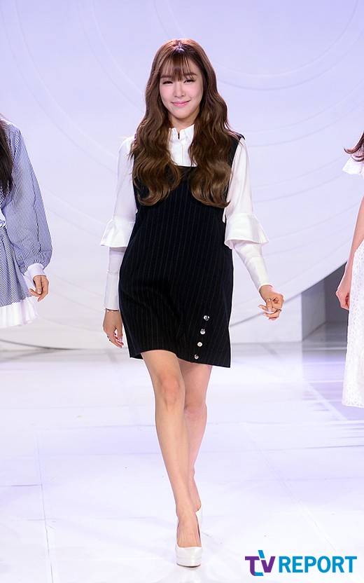 [cp]【图片】150129 Fashion Kode 2015 F/W 开幕式 #少女时代-TTS Tiffany# 新闻图【来源见logo】更多请戳吧内：http://t.cn/RZ1Q2dJ 美美哒 [花心][/cp]