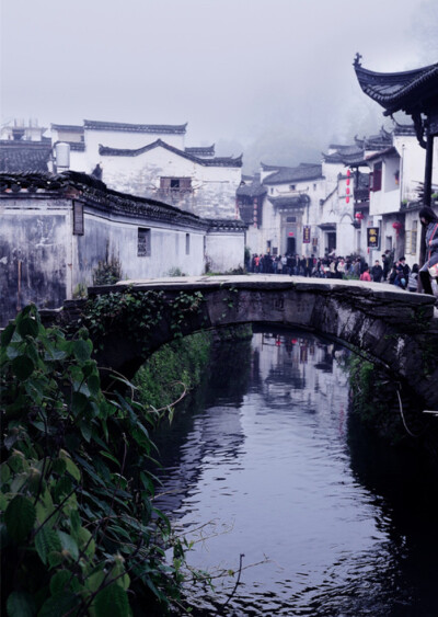  现代花源--水墨婺源：位于赣东北，东邻国家历史文化名城衢州市，西毗景德镇市，浮梁县，乐平市，北枕国家级旅游胜地黄山市，南接江南第一仙山三清山，铜都德兴市。 婺源是一颗镶嵌在皖、浙、赣三省交界处的绿色明珠…