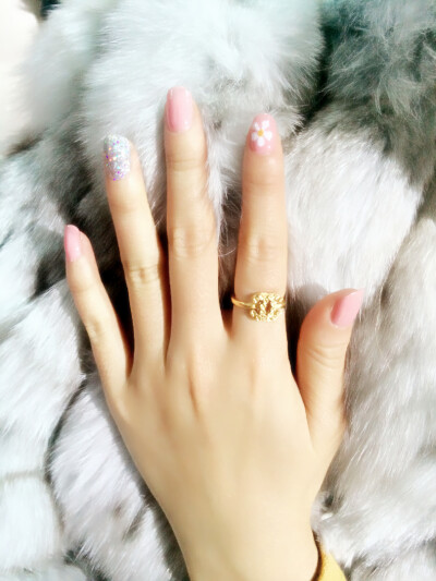 给小燕子的美甲呢！