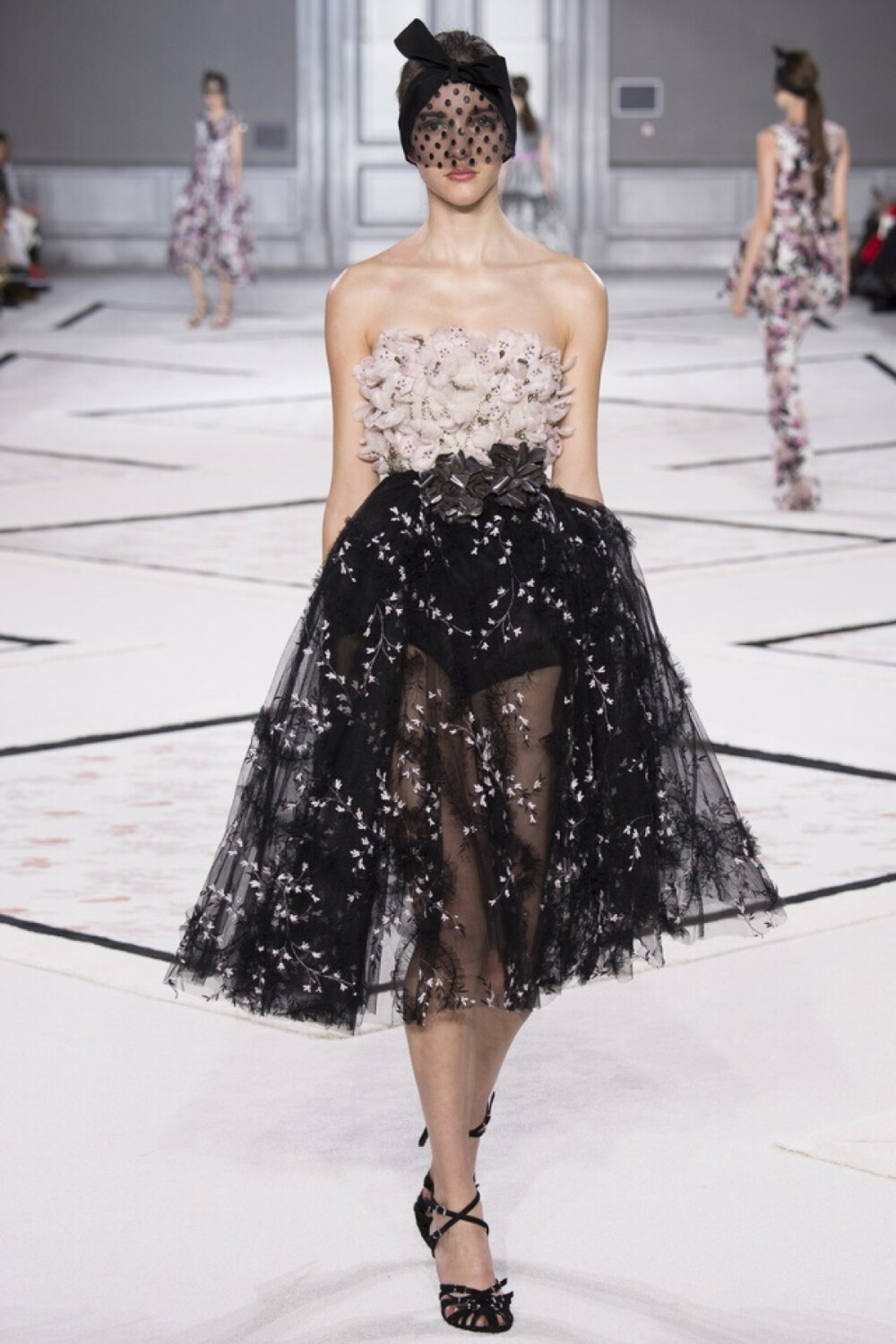 Giambattista Valli的2015春夏高定后台的灵感板上，我们看到了Gabrielle Chanel和Janis Joplin的照片。二者间的奇妙混搭引人深思，摇滚女孩的味道弥漫着整个秀场