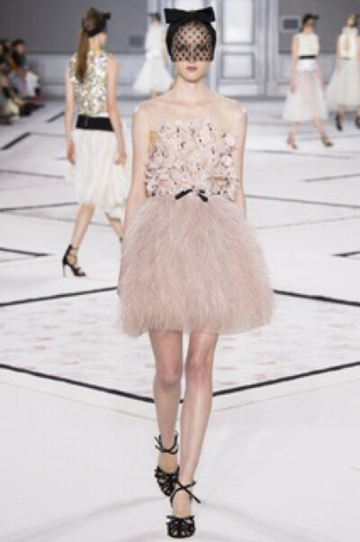 Giambattista Valli的2015春夏高定后台的灵感板上，我们看到了Gabrielle Chanel和Janis Joplin的照片。二者间的奇妙混搭引人深思，摇滚女孩的味道弥漫着整个秀场