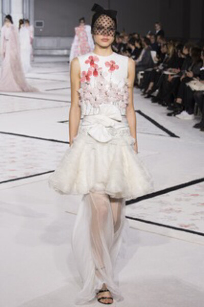 Giambattista Valli的2015春夏高定后台的灵感板上，我们看到了Gabrielle Chanel和Janis Joplin的照片。二者间的奇妙混搭引人深思，摇滚女孩的味道弥漫着整个秀场