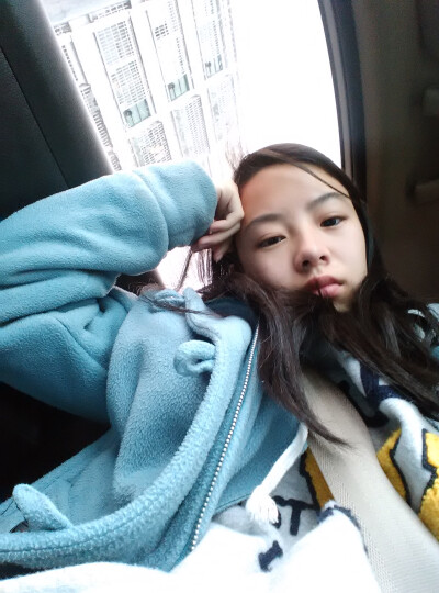 坐在车上，思考着些什么