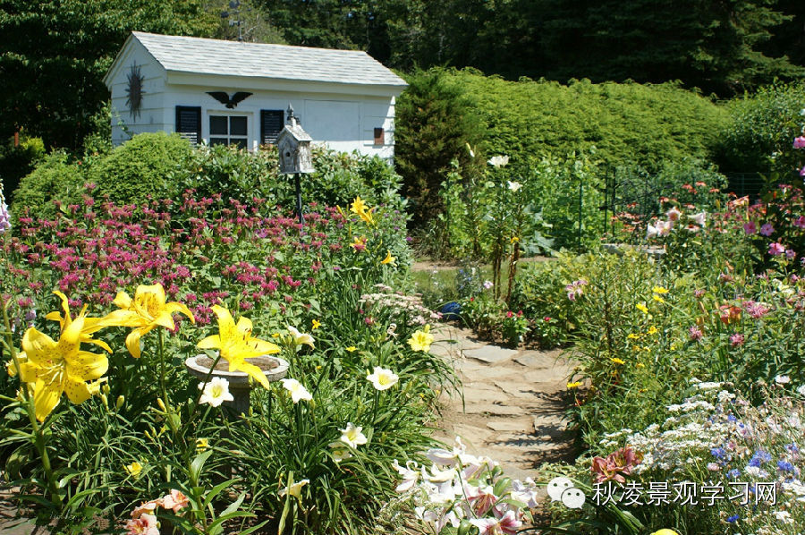 20世纪70年代后期，花境这种在西方国家广为流传的花卉种植形式飘洋过海来到中国，在上海、杭州等地公园里应用了花境的形式，虽然面积不大，却取得较好的效果。