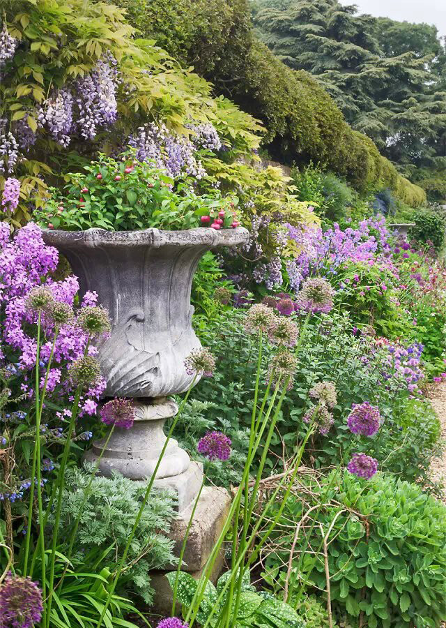 20世纪70年代后期，花境这种在西方国家广为流传的花卉种植形式飘洋过海来到中国，在上海、杭州等地公园里应用了花境的形式，虽然面积不大，却取得较好的效果。