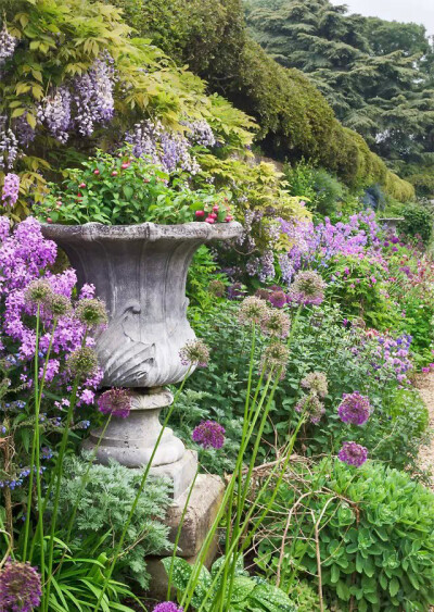 20世纪70年代后期，花境这种在西方国家广为流传的花卉种植形式飘洋过海来到中国，在上海、杭州等地公园里应用了花境的形式，虽然面积不大，却取得较好的效果。