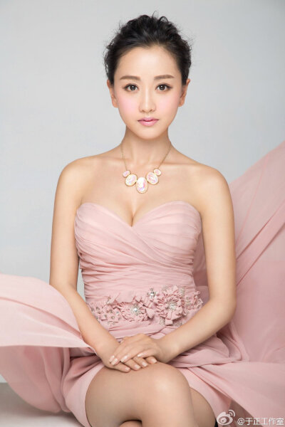 美女演员杨蓉的写真硬照+杂志封面+时尚街拍 cr.于正工作室