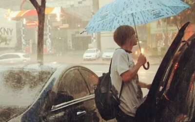 朴灿烈★雨中的小蓝伞