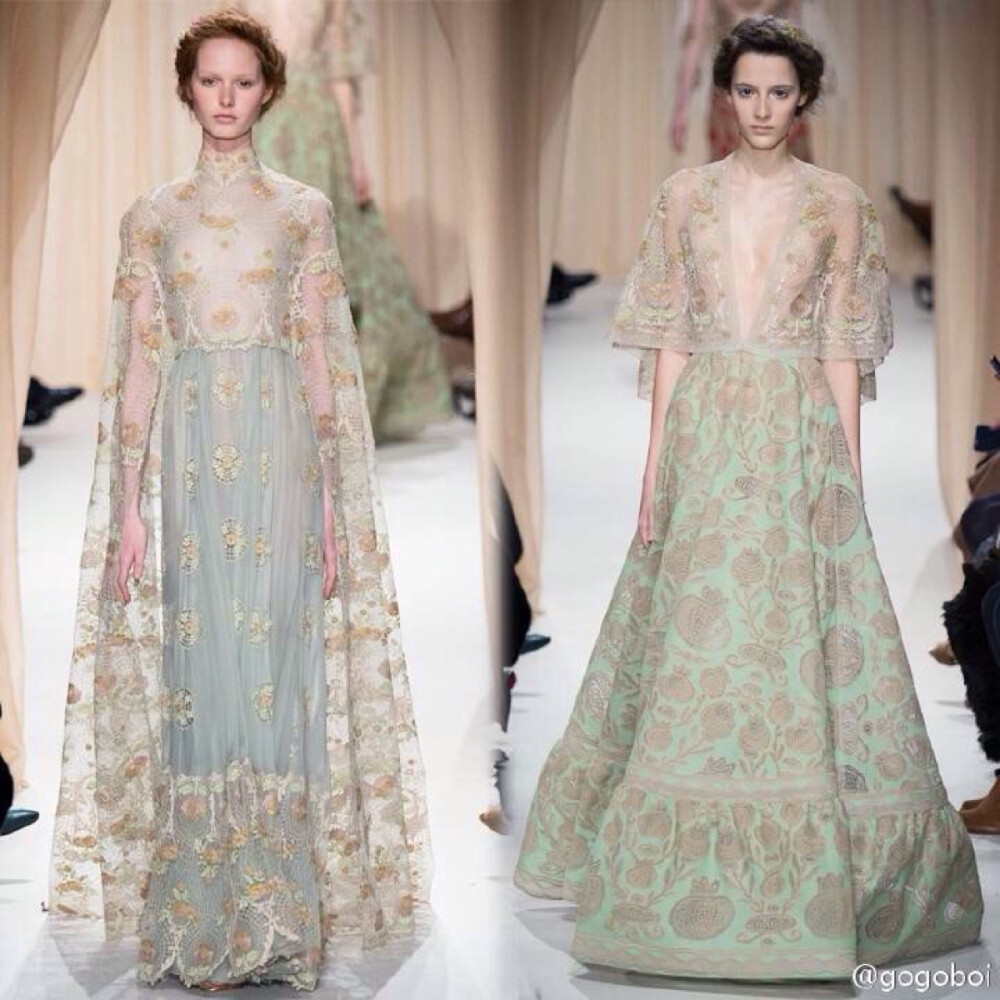 Valentino 2015春夏高定系列的主题是爱，但是要比爱情浪漫一百倍。他们的灵感来自俄罗斯画家夏加尔，还把莎士比亚和但丁的作品，甚至意大利流行歌曲的歌词写在了衣服上。除了有华丽繁复的俄罗斯宫廷风，还有星星、云朵、花鸟、风筝……就像爱情的各种滋味。哪怕主题是垃圾，他们都能做得跟梦一样美吧。