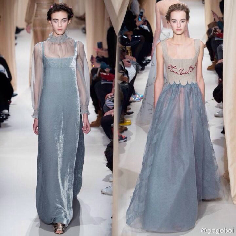 Valentino 2015春夏高定系列的主题是爱，但是要比爱情浪漫一百倍。他们的灵感来自俄罗斯画家夏加尔，还把莎士比亚和但丁的作品，甚至意大利流行歌曲的歌词写在了衣服上。除了有华丽繁复的俄罗斯宫廷风，还有星星、云朵、花鸟、风筝……就像爱情的各种滋味。哪怕主题是垃圾，他们都能做得跟梦一样美吧。